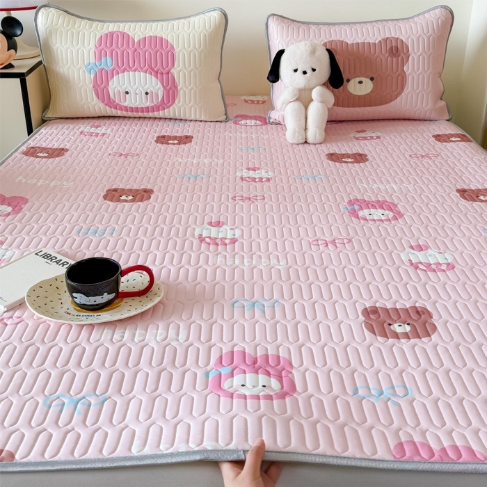 91家纺网 家纺一手货源 找家纺 顾里家纺 2025新款凉感丝数码印花ins大版卡通席三件套 美乐熊