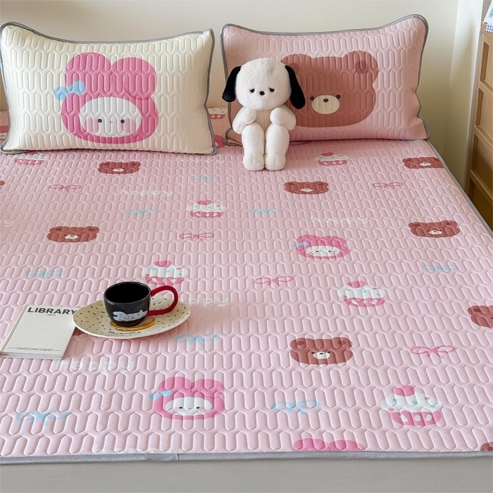 91家纺网 家纺一手货源 找家纺 顾里家纺 2025新款凉感丝数码印花ins大版卡通席三件套 美乐熊