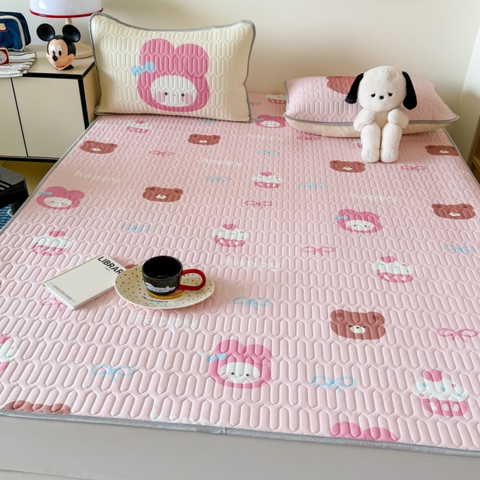 91家纺网 家纺一手货源 找家纺 顾里家纺 2025新款凉感丝数码印花ins大版卡通席三件套 美乐熊