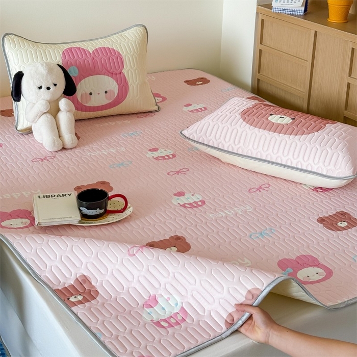 91家纺网 家纺一手货源 找家纺 顾里家纺 2025新款凉感丝数码印花ins大版卡通席三件套 美乐熊