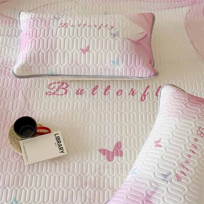 91家纺网 家纺一手货源 找家纺 顾里家纺 2025新款凉感丝数码印花ins大版卡通席三件套 梦境之花