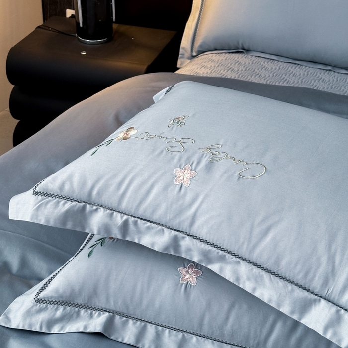 91家纺网 家纺一手货源 找家纺 美伦美焕 2025新款简约轻奢绣花四件套-蔓绣 蔓绣-北极蓝
