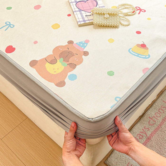 91家纺网 家纺一手货源 找家纺 慕澄家纺 2025新款小清新印花真冰藤系列凉席床笠款 床笠-卡皮巴拉