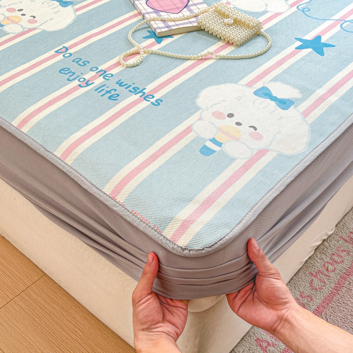 91家纺网 家纺一手货源 找家纺 慕澄家纺 2025新款小清新印花真冰藤系列凉席床笠款 床笠-元气崽崽