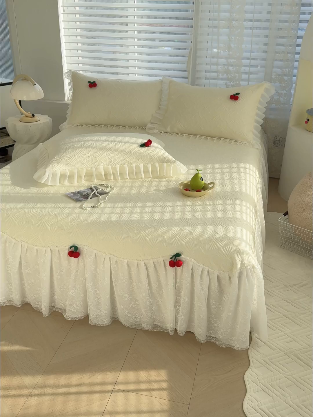 91家纺网 家纺一手货源 找家纺 （总）羚羊语家纺 羚羊语 2025新款韩系手作PE中分子凉泡泡冰丝凉席蕾丝花边樱桃乙纶冰豆豆席床裙款夏季凉感软席三件套