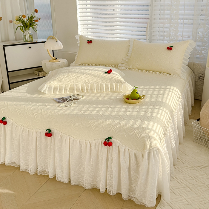 91家纺网 家纺一手货源 找家纺 （总）羚羊语家纺 羚羊语 2025新款韩系手作PE中分子凉泡泡冰丝凉席蕾丝花边樱桃乙纶冰豆豆席床裙款夏季凉感软席三件套