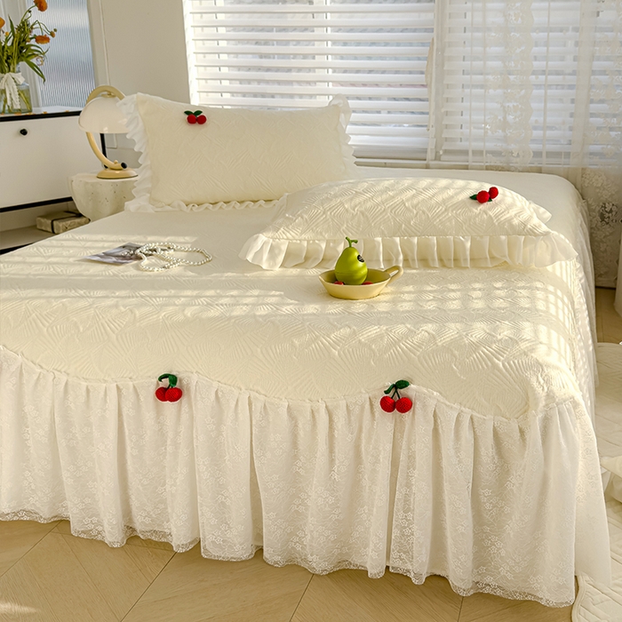 91家纺网 家纺一手货源 找家纺 （总）羚羊语家纺 羚羊语 2025新款韩系手作PE中分子凉泡泡冰丝凉席蕾丝花边樱桃乙纶冰豆豆席床裙款夏季凉感软席三件套