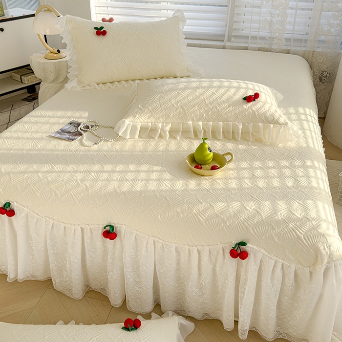 91家纺网 家纺一手货源 找家纺 （总）羚羊语家纺 羚羊语 2025新款韩系手作PE中分子凉泡泡冰丝凉席蕾丝花边樱桃乙纶冰豆豆席床裙款夏季凉感软席三件套