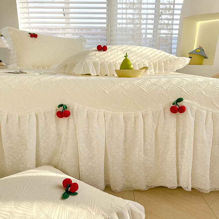 91家纺网 家纺一手货源 找家纺 （总）羚羊语家纺 羚羊语 2025新款韩系手作PE中分子凉泡泡冰丝凉席蕾丝花边樱桃乙纶冰豆豆席床裙款夏季凉感软席三件套