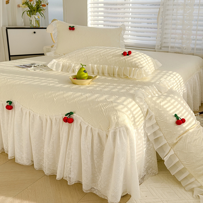 91家纺网 家纺一手货源 找家纺 羚羊语家纺 羚羊语 2025新款韩系手作PE中分子凉泡泡冰丝凉席蕾丝花边樱桃乙纶冰豆豆席床裙款夏季凉感软席三件套 凉泡泡-樱桃米（配洗护袋）