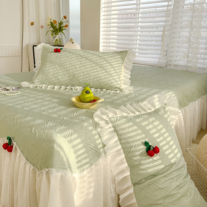 91家纺网 家纺一手货源 找家纺 羚羊语家纺 羚羊语 2025新款韩系手作PE中分子凉泡泡冰丝凉席蕾丝花边樱桃乙纶冰豆豆席床裙款夏季凉感软席三件套 凉泡泡-樱桃绿（配洗护袋）