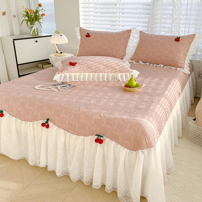 91家纺网 家纺一手货源 找家纺 羚羊语家纺 羚羊语 2025新款韩系手作PE中分子凉泡泡冰丝凉席蕾丝花边樱桃乙纶冰豆豆席床裙款夏季凉感软席三件套 凉泡泡-樱桃粉（配洗护袋）