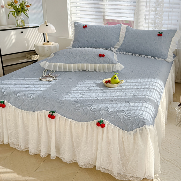 91家纺网 家纺一手货源 找家纺 羚羊语家纺 羚羊语 2025新款韩系手作PE中分子凉泡泡冰丝凉席蕾丝花边樱桃乙纶冰豆豆席床裙款夏季凉感软席三件套 凉泡泡-樱桃蓝（配洗护袋）