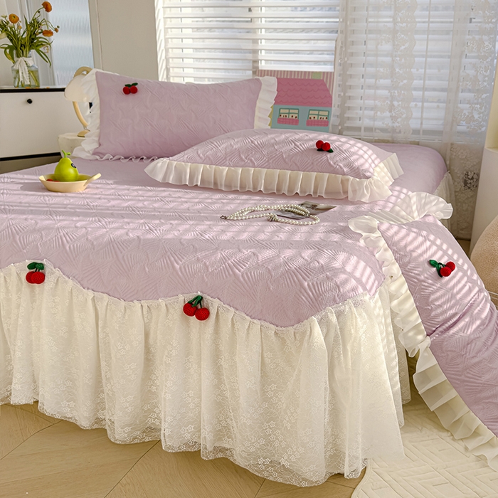 91家纺网 家纺一手货源 找家纺 羚羊语家纺 羚羊语 2025新款韩系手作PE中分子凉泡泡冰丝凉席蕾丝花边樱桃乙纶冰豆豆席床裙款夏季凉感软席三件套 凉泡泡-樱桃紫（配洗护袋）