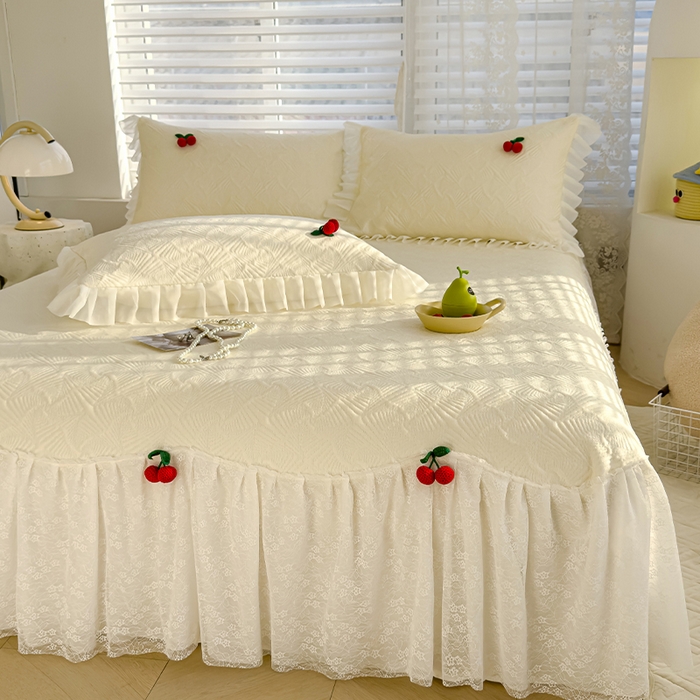 91家纺网 家纺一手货源 找家纺 羚羊语家纺 羚羊语 2025新款韩系手作PE中分子凉泡泡冰丝凉席蕾丝花边樱桃乙纶冰豆豆席床裙款夏季凉感软席三件套 凉泡泡-樱桃米（配洗护袋）