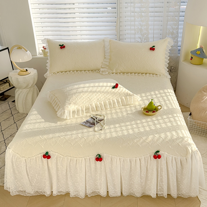 91家纺网 家纺一手货源 找家纺 羚羊语家纺 羚羊语 2025新款韩系手作PE中分子凉泡泡冰丝凉席蕾丝花边樱桃乙纶冰豆豆席床裙款夏季凉感软席三件套 凉泡泡-樱桃米（配洗护袋）