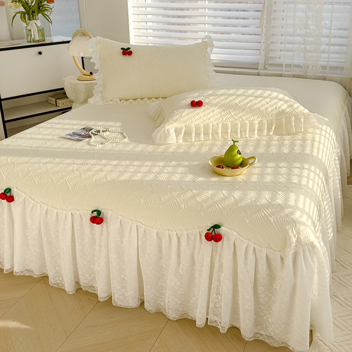 91家纺网 家纺一手货源 找家纺 羚羊语家纺 羚羊语 2025新款韩系手作PE中分子凉泡泡冰丝凉席蕾丝花边樱桃乙纶冰豆豆席床裙款夏季凉感软席三件套 凉泡泡-樱桃米（配洗护袋）