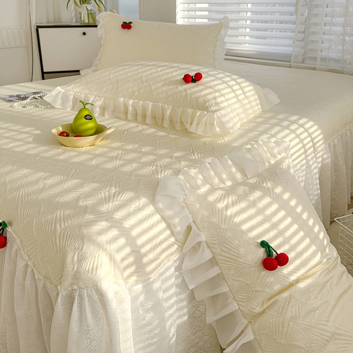 91家纺网 家纺一手货源 找家纺 羚羊语家纺 羚羊语 2025新款韩系手作PE中分子凉泡泡冰丝凉席蕾丝花边樱桃乙纶冰豆豆席床裙款夏季凉感软席三件套 凉泡泡-樱桃米（配洗护袋）