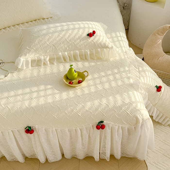 91家纺网 家纺一手货源 找家纺 羚羊语家纺 羚羊语 2025新款韩系手作PE中分子凉泡泡冰丝凉席蕾丝花边樱桃乙纶冰豆豆席床裙款夏季凉感软席三件套 凉泡泡-樱桃米（配洗护袋）