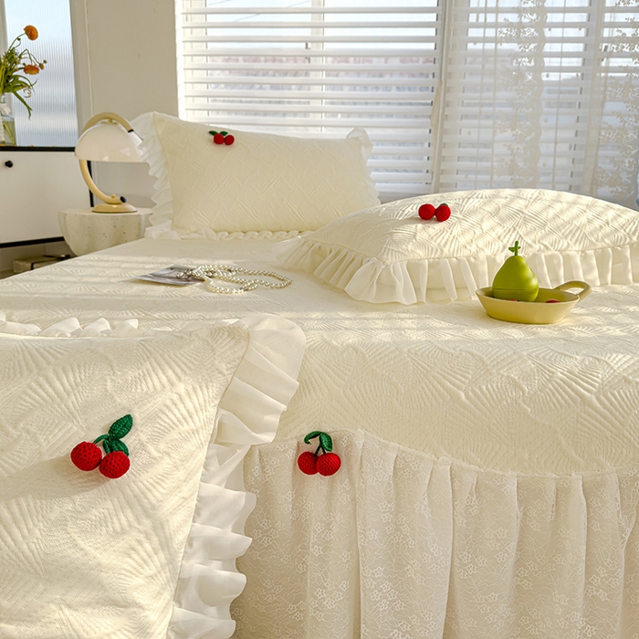 91家纺网 家纺一手货源 找家纺 羚羊语家纺 羚羊语 2025新款韩系手作PE中分子凉泡泡冰丝凉席蕾丝花边樱桃乙纶冰豆豆席床裙款夏季凉感软席三件套 凉泡泡-樱桃米（配洗护袋）