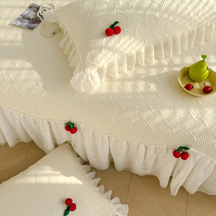 91家纺网 家纺一手货源 找家纺 羚羊语家纺 羚羊语 2025新款韩系手作PE中分子凉泡泡冰丝凉席蕾丝花边樱桃乙纶冰豆豆席床裙款夏季凉感软席三件套 凉泡泡-樱桃米（配洗护袋）