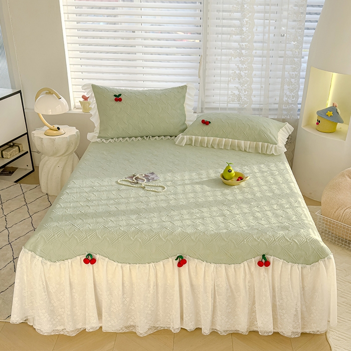 91家纺网 家纺一手货源 找家纺 羚羊语家纺 羚羊语 2025新款韩系手作PE中分子凉泡泡冰丝凉席蕾丝花边樱桃乙纶冰豆豆席床裙款夏季凉感软席三件套 凉泡泡-樱桃绿（配洗护袋）