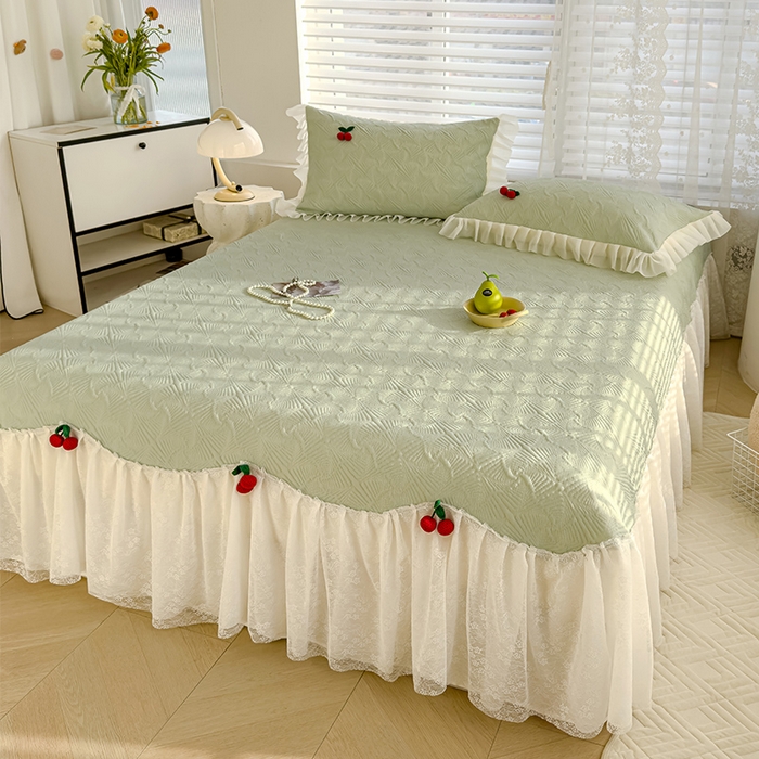 91家纺网 家纺一手货源 找家纺 羚羊语家纺 羚羊语 2025新款韩系手作PE中分子凉泡泡冰丝凉席蕾丝花边樱桃乙纶冰豆豆席床裙款夏季凉感软席三件套 凉泡泡-樱桃绿（配洗护袋）