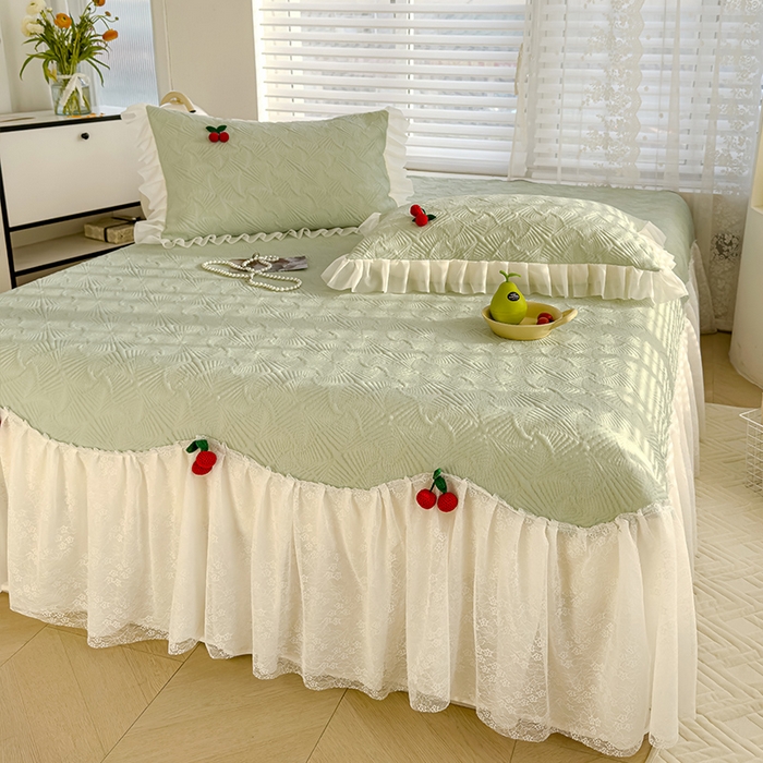 91家纺网 家纺一手货源 找家纺 羚羊语家纺 羚羊语 2025新款韩系手作PE中分子凉泡泡冰丝凉席蕾丝花边樱桃乙纶冰豆豆席床裙款夏季凉感软席三件套 凉泡泡-樱桃绿（配洗护袋）