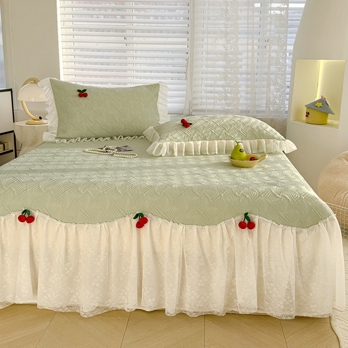 91家纺网 家纺一手货源 找家纺 羚羊语家纺 羚羊语 2025新款韩系手作PE中分子凉泡泡冰丝凉席蕾丝花边樱桃乙纶冰豆豆席床裙款夏季凉感软席三件套 凉泡泡-樱桃绿（配洗护袋）
