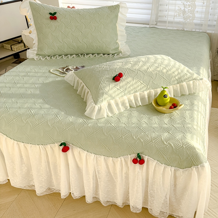 91家纺网 家纺一手货源 找家纺 羚羊语家纺 羚羊语 2025新款韩系手作PE中分子凉泡泡冰丝凉席蕾丝花边樱桃乙纶冰豆豆席床裙款夏季凉感软席三件套 凉泡泡-樱桃绿（配洗护袋）
