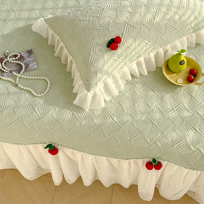 91家纺网 家纺一手货源 找家纺 羚羊语家纺 羚羊语 2025新款韩系手作PE中分子凉泡泡冰丝凉席蕾丝花边樱桃乙纶冰豆豆席床裙款夏季凉感软席三件套 凉泡泡-樱桃绿（配洗护袋）