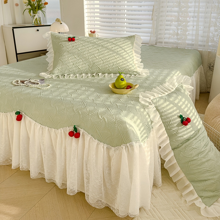91家纺网 家纺一手货源 找家纺 羚羊语家纺 羚羊语 2025新款韩系手作PE中分子凉泡泡冰丝凉席蕾丝花边樱桃乙纶冰豆豆席床裙款夏季凉感软席三件套 凉泡泡-樱桃绿（配洗护袋）