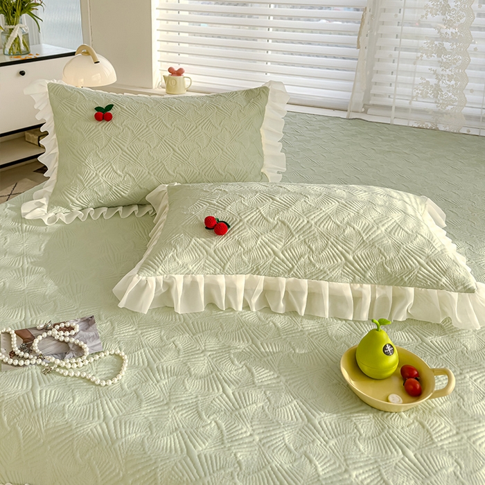 91家纺网 家纺一手货源 找家纺 羚羊语家纺 羚羊语 2025新款韩系手作PE中分子凉泡泡冰丝凉席蕾丝花边樱桃乙纶冰豆豆席床裙款夏季凉感软席三件套 凉泡泡-樱桃绿（配洗护袋）