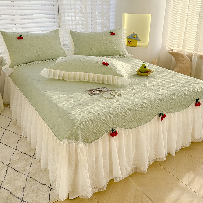 91家纺网 家纺一手货源 找家纺 羚羊语家纺 羚羊语 2025新款韩系手作PE中分子凉泡泡冰丝凉席蕾丝花边樱桃乙纶冰豆豆席床裙款夏季凉感软席三件套 凉泡泡-樱桃绿（配洗护袋）