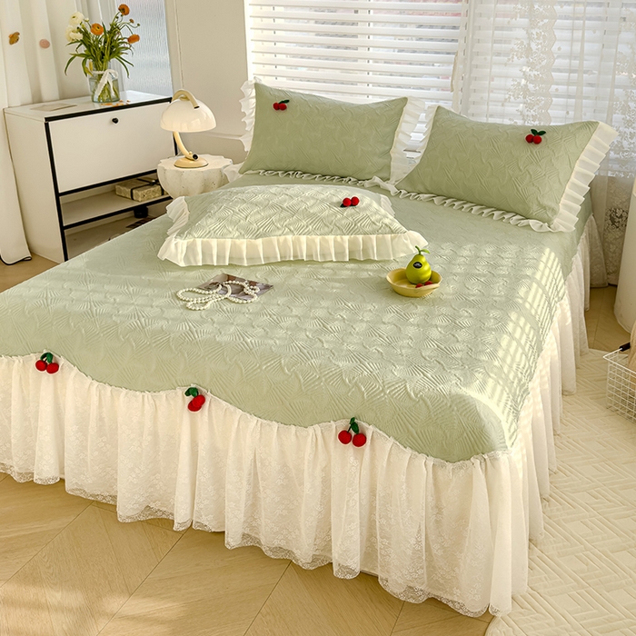 91家纺网 家纺一手货源 找家纺 羚羊语家纺 羚羊语 2025新款韩系手作PE中分子凉泡泡冰丝凉席蕾丝花边樱桃乙纶冰豆豆席床裙款夏季凉感软席三件套 凉泡泡-樱桃绿（配洗护袋）