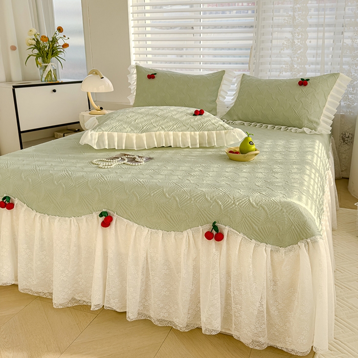 91家纺网 家纺一手货源 找家纺 羚羊语家纺 羚羊语 2025新款韩系手作PE中分子凉泡泡冰丝凉席蕾丝花边樱桃乙纶冰豆豆席床裙款夏季凉感软席三件套 凉泡泡-樱桃绿（配洗护袋）