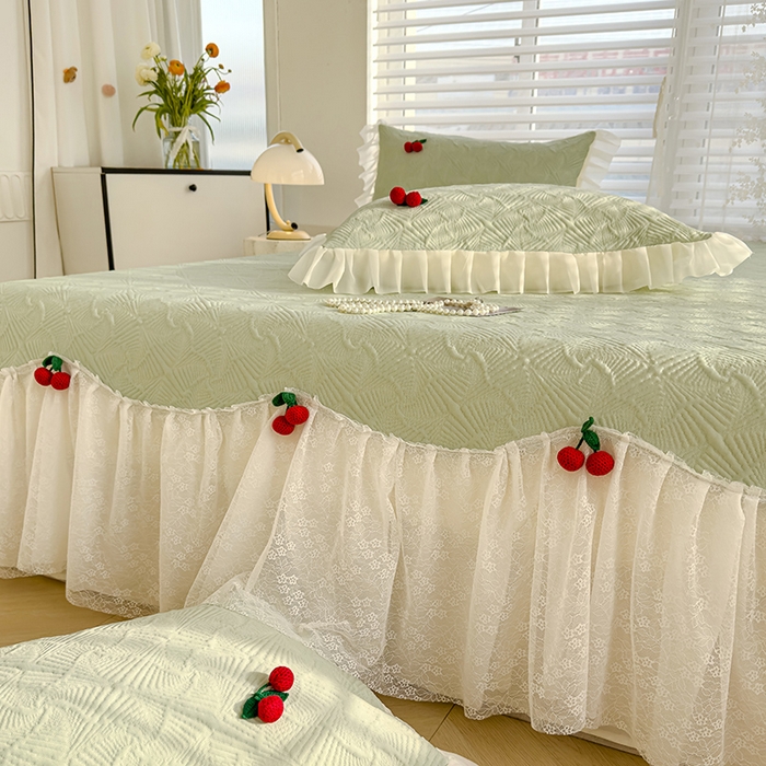 91家纺网 家纺一手货源 找家纺 羚羊语家纺 羚羊语 2025新款韩系手作PE中分子凉泡泡冰丝凉席蕾丝花边樱桃乙纶冰豆豆席床裙款夏季凉感软席三件套 凉泡泡-樱桃绿（配洗护袋）