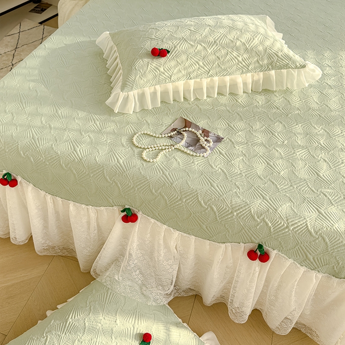 91家纺网 家纺一手货源 找家纺 羚羊语家纺 羚羊语 2025新款韩系手作PE中分子凉泡泡冰丝凉席蕾丝花边樱桃乙纶冰豆豆席床裙款夏季凉感软席三件套 凉泡泡-樱桃绿（配洗护袋）