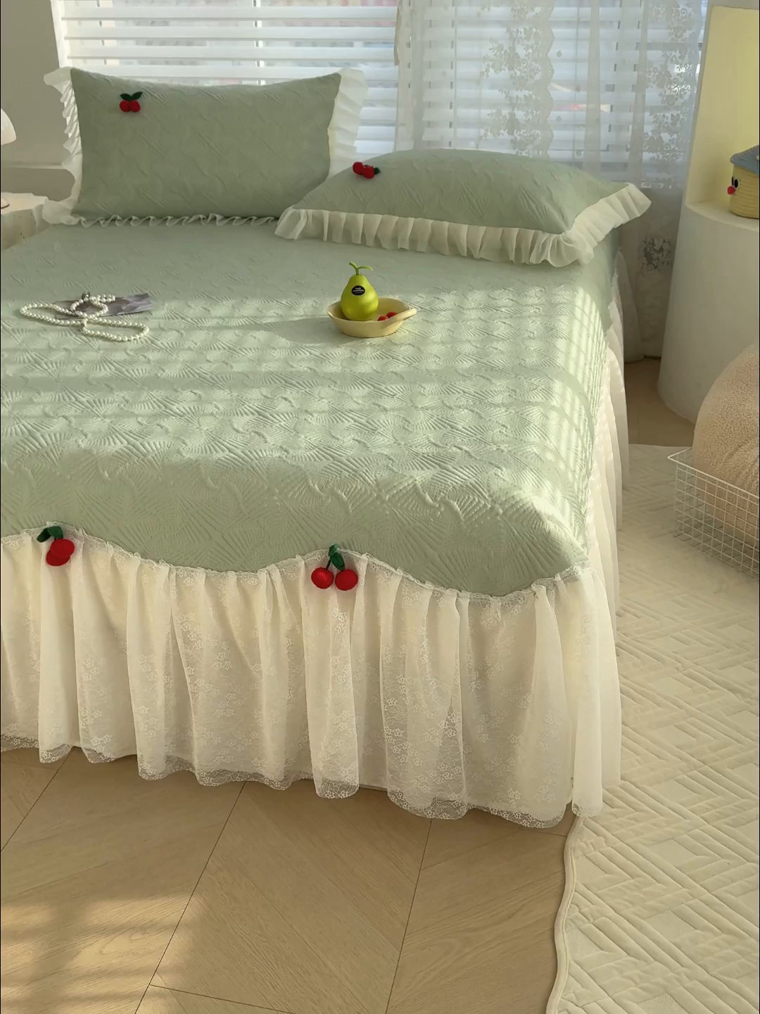 91家纺网 家纺一手货源 找家纺 羚羊语家纺 羚羊语 2025新款韩系手作PE中分子凉泡泡冰丝凉席蕾丝花边樱桃乙纶冰豆豆席床裙款夏季凉感软席三件套 凉泡泡-樱桃绿（配洗护袋）