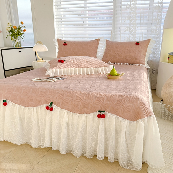 91家纺网 家纺一手货源 找家纺 羚羊语家纺 羚羊语 2025新款韩系手作PE中分子凉泡泡冰丝凉席蕾丝花边樱桃乙纶冰豆豆席床裙款夏季凉感软席三件套 凉泡泡-樱桃粉（配洗护袋）