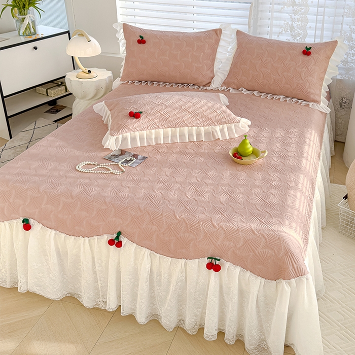 91家纺网 家纺一手货源 找家纺 羚羊语家纺 羚羊语 2025新款韩系手作PE中分子凉泡泡冰丝凉席蕾丝花边樱桃乙纶冰豆豆席床裙款夏季凉感软席三件套 凉泡泡-樱桃粉（配洗护袋）
