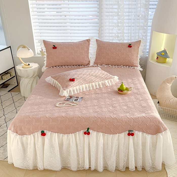 91家纺网 家纺一手货源 找家纺 羚羊语家纺 羚羊语 2025新款韩系手作PE中分子凉泡泡冰丝凉席蕾丝花边樱桃乙纶冰豆豆席床裙款夏季凉感软席三件套 凉泡泡-樱桃粉（配洗护袋）