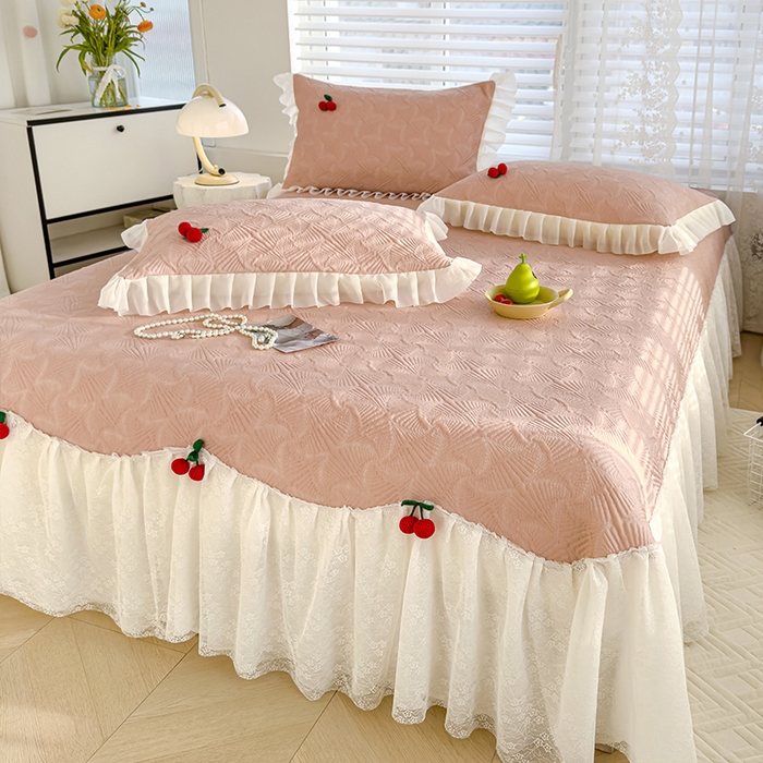 91家纺网 家纺一手货源 找家纺 羚羊语家纺 羚羊语 2025新款韩系手作PE中分子凉泡泡冰丝凉席蕾丝花边樱桃乙纶冰豆豆席床裙款夏季凉感软席三件套 凉泡泡-樱桃粉（配洗护袋）