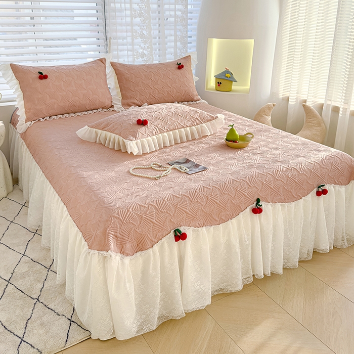 91家纺网 家纺一手货源 找家纺 羚羊语家纺 羚羊语 2025新款韩系手作PE中分子凉泡泡冰丝凉席蕾丝花边樱桃乙纶冰豆豆席床裙款夏季凉感软席三件套 凉泡泡-樱桃粉（配洗护袋）