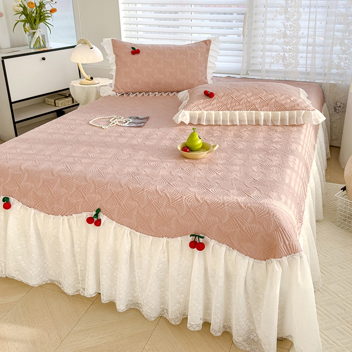 91家纺网 家纺一手货源 找家纺 羚羊语家纺 羚羊语 2025新款韩系手作PE中分子凉泡泡冰丝凉席蕾丝花边樱桃乙纶冰豆豆席床裙款夏季凉感软席三件套 凉泡泡-樱桃粉（配洗护袋）