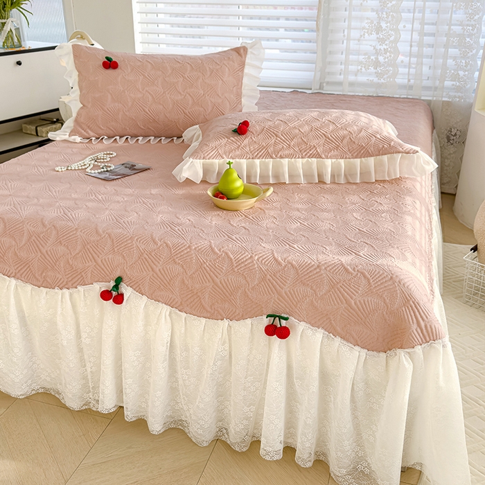 91家纺网 家纺一手货源 找家纺 羚羊语家纺 羚羊语 2025新款韩系手作PE中分子凉泡泡冰丝凉席蕾丝花边樱桃乙纶冰豆豆席床裙款夏季凉感软席三件套 凉泡泡-樱桃粉（配洗护袋）