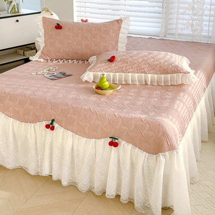 91家纺网 家纺一手货源 找家纺 羚羊语家纺 羚羊语 2025新款韩系手作PE中分子凉泡泡冰丝凉席蕾丝花边樱桃乙纶冰豆豆席床裙款夏季凉感软席三件套 凉泡泡-樱桃粉（配洗护袋）