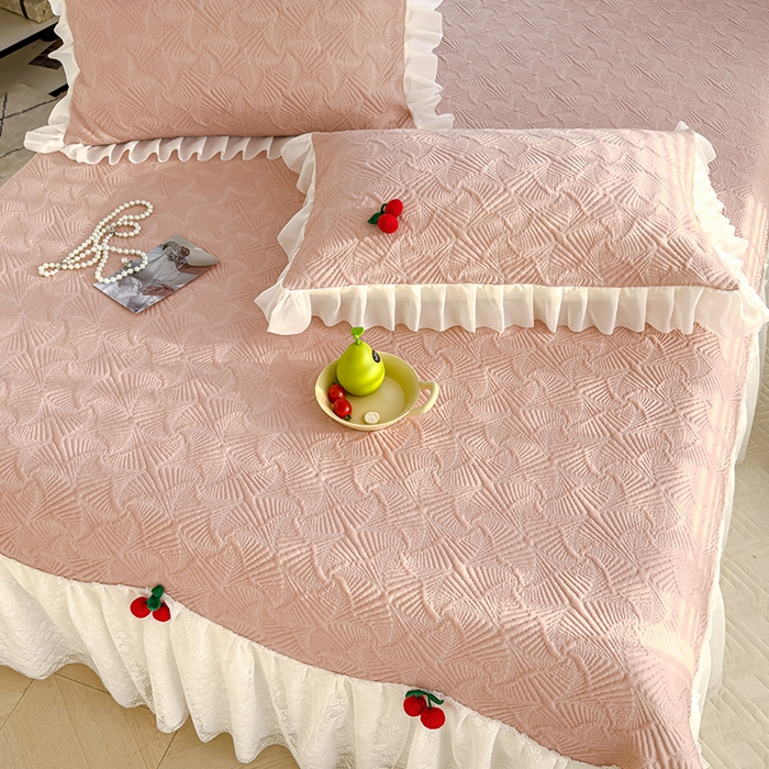 91家纺网 家纺一手货源 找家纺 羚羊语家纺 羚羊语 2025新款韩系手作PE中分子凉泡泡冰丝凉席蕾丝花边樱桃乙纶冰豆豆席床裙款夏季凉感软席三件套 凉泡泡-樱桃粉（配洗护袋）