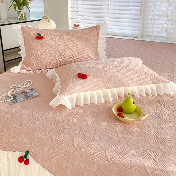 91家纺网 家纺一手货源 找家纺 羚羊语家纺 羚羊语 2025新款韩系手作PE中分子凉泡泡冰丝凉席蕾丝花边樱桃乙纶冰豆豆席床裙款夏季凉感软席三件套 凉泡泡-樱桃粉（配洗护袋）