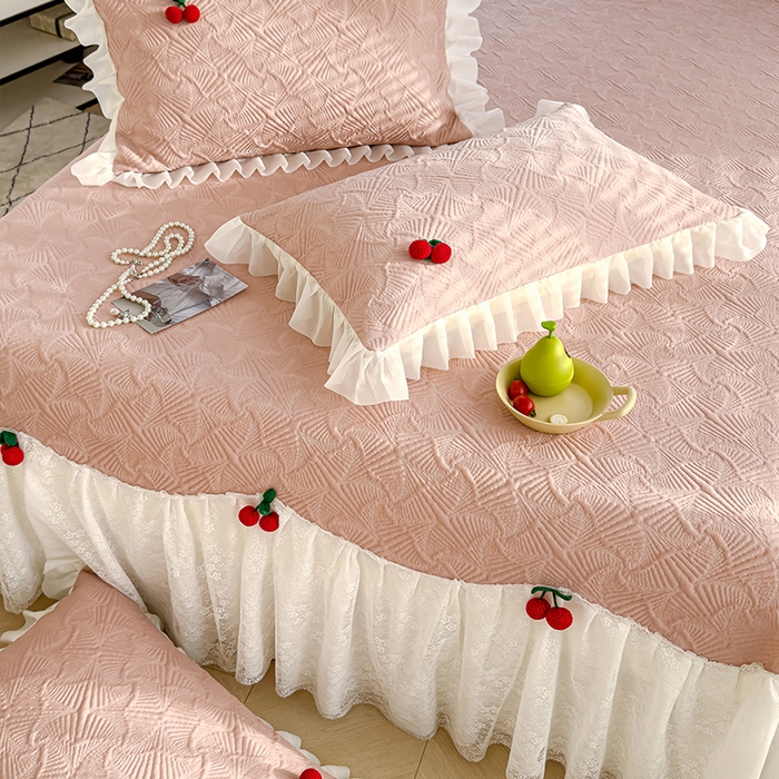 91家纺网 家纺一手货源 找家纺 羚羊语家纺 羚羊语 2025新款韩系手作PE中分子凉泡泡冰丝凉席蕾丝花边樱桃乙纶冰豆豆席床裙款夏季凉感软席三件套 凉泡泡-樱桃粉（配洗护袋）